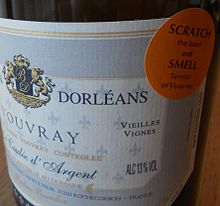 A wine label for a wine from Vouvray with a scratch and sniff sticker affixed to draw the consumer's attention. 这是来自阿芙蕊(Vouvray)酒庄的葡萄酒酒标，右上角贴了一张可手刮嗅味的贴纸来吸引买家注意。